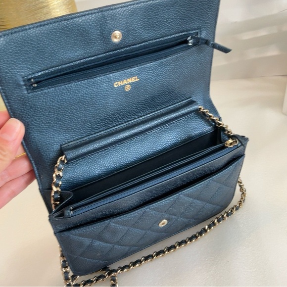 Classic Quilted Iridescent Wallet On Chain - Picture 4 of 16